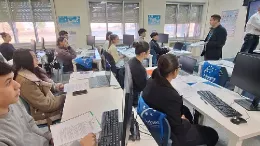 Clase a futuros tripulantes de cabina en Adventia. Foto: Adventia