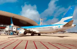Aeronave de Aerolíneas Argentinas en el aeropuerto.