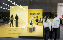 Stand de Vueling ubicado en el Hall 8.1, Stand B7 del MWC26 Barcelona. Foto: Vueling
