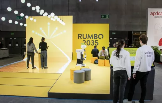 Stand de Vueling ubicado en el Hall 8.1, Stand B7 del MWC26 Barcelona. Foto: Vueling