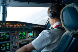 oto de archivo de una mujer pilotando. Foto: Sepla