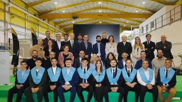 Los diez estudiantes que recibieron sus orlas con la presencia del coordinador general de Binter, Santiago Guerra, la gerente de Aeronautical Training Canarias, Laura P�rez, y la directora de Recursos Humanos, Yurena Castro, entre otros.