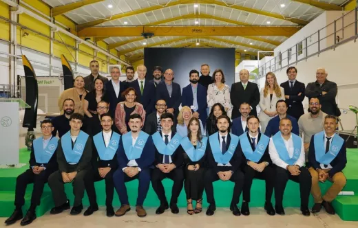 Los diez estudiantes que recibieron sus orlas con la presencia del coordinador general de Binter, Santiago Guerra, la gerente de Aeronautical Training Canarias, Laura P�rez, y la directora de Recursos Humanos, Yurena Castro, entre otros.