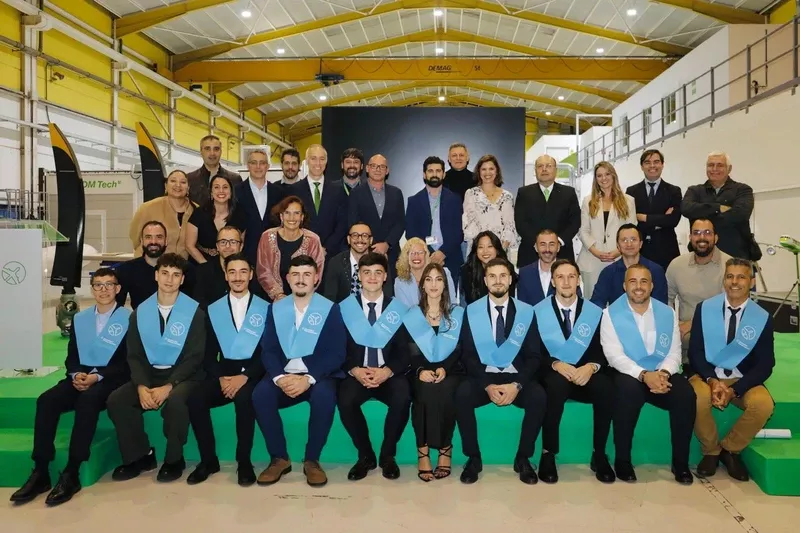 Los diez estudiantes que recibieron sus orlas con la presencia del coordinador general de Binter, Santiago Guerra, la gerente de Aeronautical Training Canarias, Laura P�rez, y la directora de Recursos Humanos, Yurena Castro, entre otros.