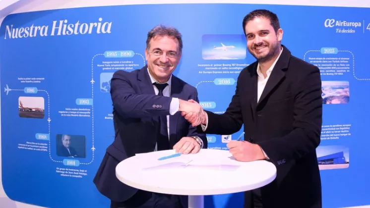 Momento de la firma del acuerdo de c�digo compartido entre Air Europa y SKY Airline. Foto: Air Europa