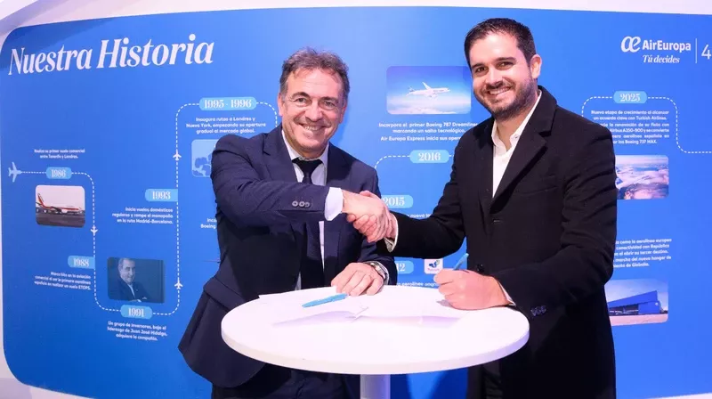 Momento de la firma del acuerdo de c�digo compartido entre Air Europa y SKY Airline. Foto: Air Europa