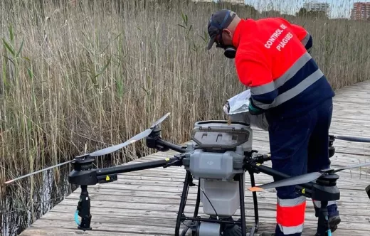 Dron de control de plagas, utilizado por el Ayuntamiento de Valencia, siendo recargado para fumigar. Foto: Ayuntamiento de Valencia