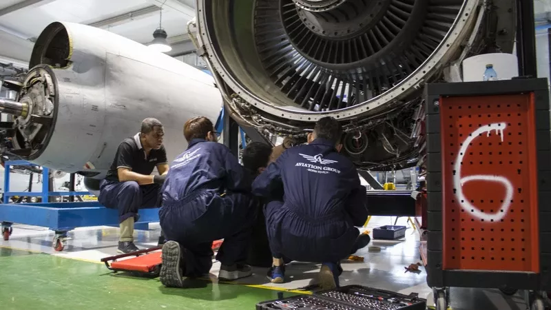 Alumnos de Aviation Group en sus instalaciones. Foto: Aviation Group
