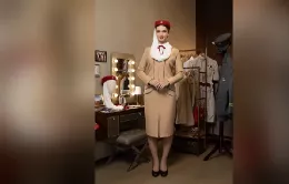 Uniforme de la tripulación de cabina de Emirates. Foto: Emirates