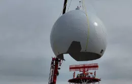 Colocación del nuevo radomo en el radar de Enaire en Barajas. Foto: Enaire