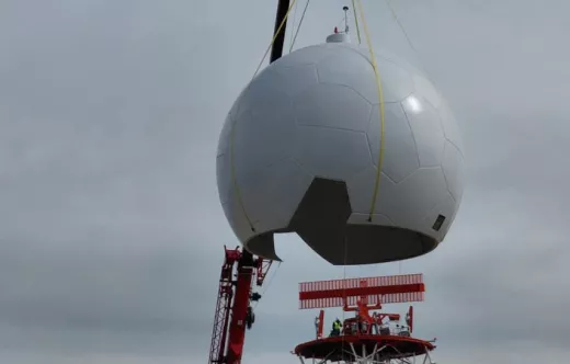 Colocaci�n del nuevo radomo en el radar de Enaire en Barajas. Foto: Enaire