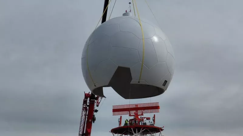 Colocaci�n del nuevo radomo en el radar de Enaire en Barajas. Foto: Enaire