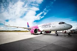 Avi�n de Wizz Air en pista.