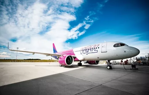 Avi�n de Wizz Air en pista.