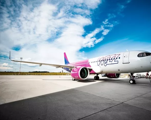 Avi�n de Wizz Air en pista.