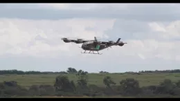 Prototipo de eVTOL a escala real del eVTOL de Eve Air Mobility en vuelo. Foto: Eve Air Mobility