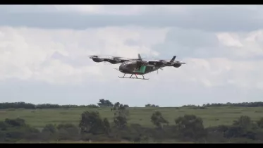 Prototipo de eVTOL a escala real del eVTOL de Eve Air Mobility en vuelo. Foto: Eve Air Mobility