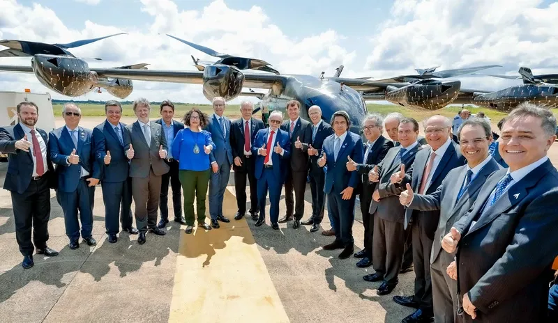 Al acto del vuelo de prueba de Eve Air Mobility asistieron el presidente Luiz Inácio Lula da Silva, la ministra de Ciencia, Tecnología e Innovación, Luciana Santos; el ministro de Puertos y Aeropuertos, Silvio Costa Filho; el presidente de la ANAC, Tiago Chagas Faierstein; y el presidente del BNDES, Aloizio Mercadante, entre otros representantes institucionales y medios de comunicación. Foto: Eve Air Mobility Al acto del vuelo de prueba de Eve Air Mobility asistieron el presidente Luiz Inácio Lula da Silva, la ministra de Ciencia, Tecnología e Innovación, Luciana Santos; el ministro de Puertos y Aeropuertos, Silvio Costa Filho; el presidente de la ANAC, Tiago Chagas Faierstein; y el presidente del BNDES, Aloizio Mercadante, entre otros representantes institucionales y medios de comunicación. Foto: Eve Air Mobility