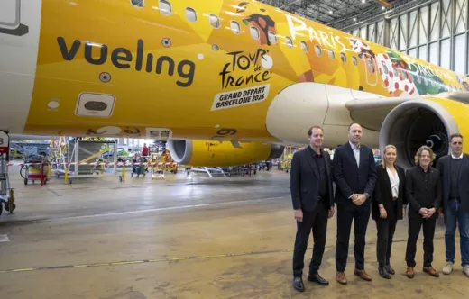 Autoridades junto al Airbus A320 vinilado con motivo del Grand D�part del Tour de Francia Barcelona 2026. Foto: Vueling