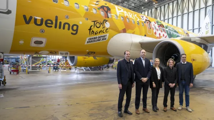 Autoridades junto al Airbus A320 vinilado con motivo del Grand D�part del Tour de Francia Barcelona 2026. Foto: Vueling