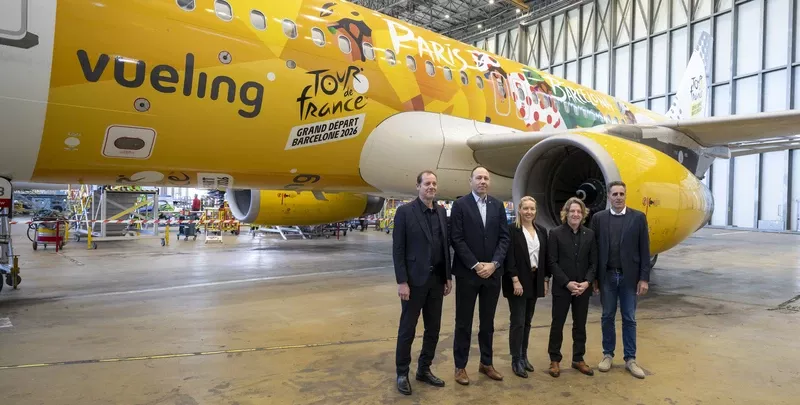 Autoridades junto al Airbus A320 vinilado con motivo del Grand Départ del Tour de Francia Barcelona 2026. Foto: Vueling Autoridades junto al Airbus A320 vinilado con motivo del Grand Départ del Tour de Francia Barcelona 2026. Foto: Vueling