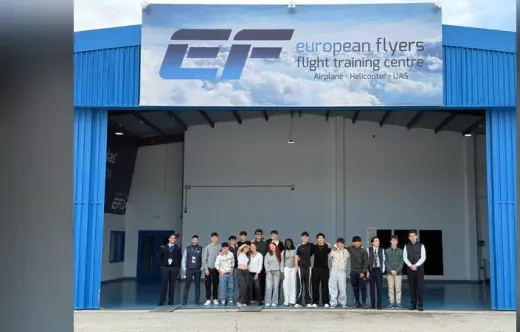 J�venes estudiantes madrile�os en su visita a Eropean Flayers en el marco del programa educativo institucional de la Comunidad de Madrid �Programa 4� ESO+Empresa.