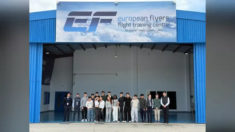 J�venes estudiantes madrile�os en su visita a Eropean Flayers en el marco del programa educativo institucional de la Comunidad de Madrid �Programa 4� ESO+Empresa.