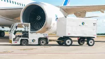 Remolcador de Real Aviation, empresa brasile�a de servicos de asistencia en tierra  para aeronaves, pasajeros, equipaje y carga. 