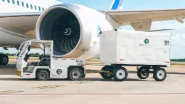 Remolcador de Real Aviation, empresa brasile�a de servicos de asistencia en tierra  para aeronaves, pasajeros, equipaje y carga. 