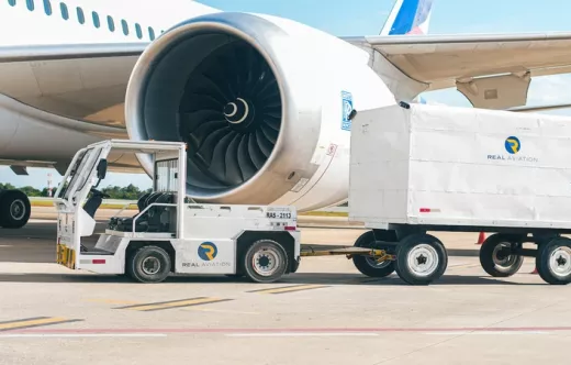 Remolcador de Real Aviation, empresa brasile�a de servicos de asistencia en tierra  para aeronaves, pasajeros, equipaje y carga. 