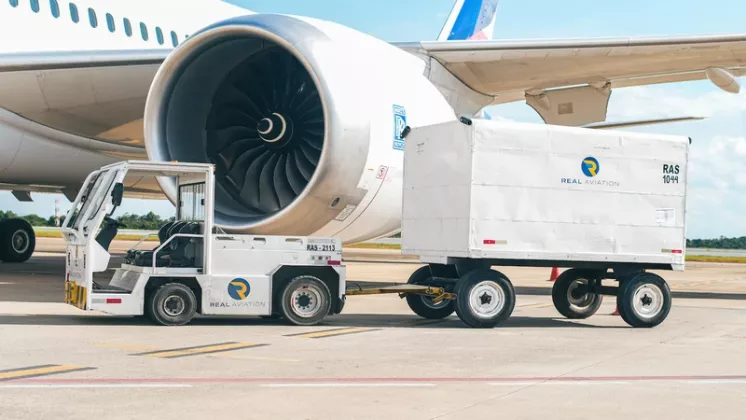Remolcador de Real Aviation, empresa brasile�a de servicos de asistencia en tierra  para aeronaves, pasajeros, equipaje y carga. 