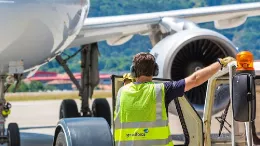 Foto de archivo de un operario de Groundforce en el aeropuerto. Foto: Groundforce
