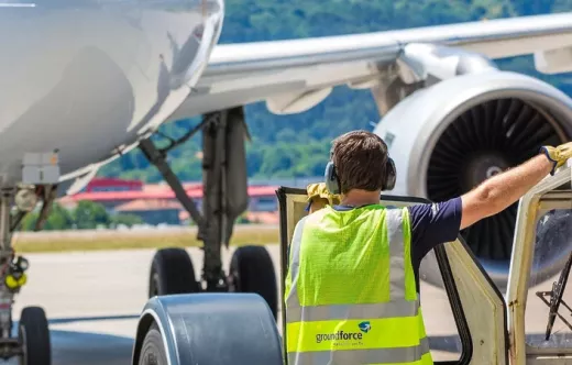 Foto de archivo de un operario de Groundforce en el aeropuerto. Foto: Groundforce