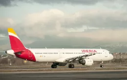 Avi�n de Iberia en pista.
