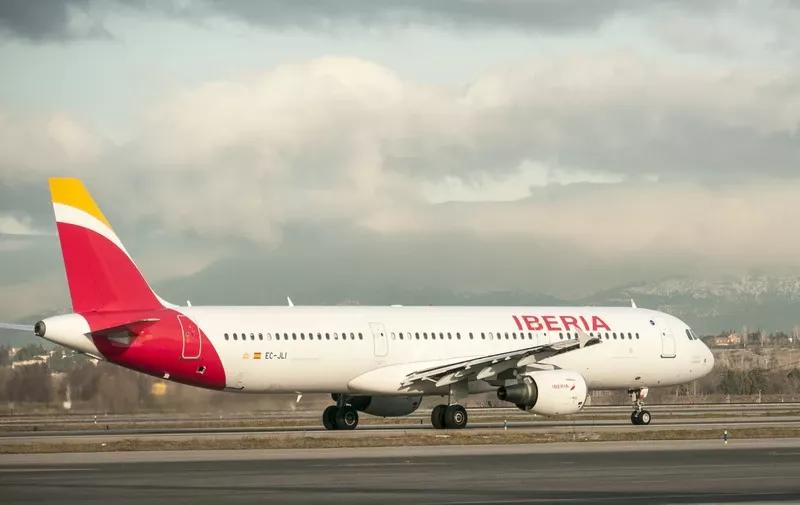 Avi�n de Iberia en pista.