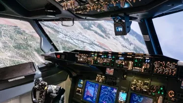 Controles y pantallas de la cabina del simulador “Gen 738 flight training device” de Lasa Dynamics. Foto: Lasa Dynamics Controles y pantallas de la cabina del simulador “Gen 738 flight training device” de Lasa Dynamics. Foto: Lasa Dynamics