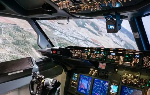 Controles y pantallas de la cabina del simulador �Gen 738 flight training device� de Lasa Dynamics. Foto: Lasa Dynamics