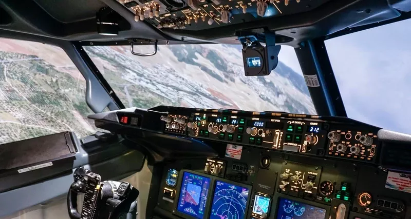 Controles y pantallas de la cabina del simulador “Gen 738 flight training device” de Lasa Dynamics. Foto: Lasa Dynamics Controles y pantallas de la cabina del simulador “Gen 738 flight training device” de Lasa Dynamics. Foto: Lasa Dynamics