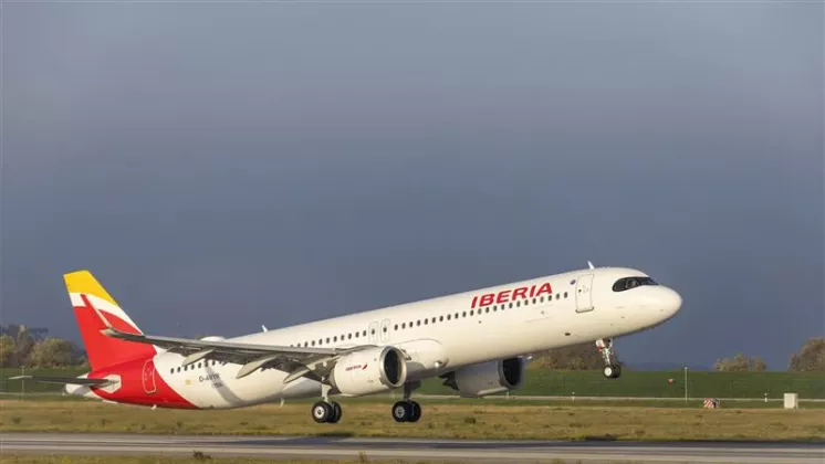Airbus A321XLR de Iberia durante el despegue. Foto: Iberia
