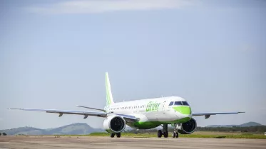 Avi�n de Binter en pista.