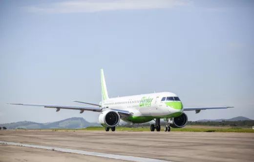 Avi�n de Binter en pista.