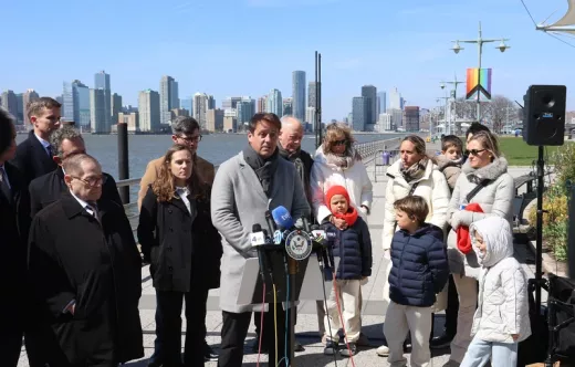 Miembros de la familia Escobar Camprub� y otros asistentes al acto de conmemoraci�n del accidente celebrado en el Hudson River Park.