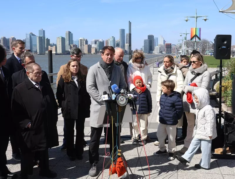 Miembros de la familia Escobar Camprub� y otros asistentes al acto de conmemoraci�n del accidente celebrado en el Hudson River Park.