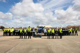 El acto ha contado con la presencia del rector de la Universidad de Salamanca, Juan Manuel Corchado y el director de Adventia, Gonzalo Mart�n, acompa�ados por representantes de la compa��a Cirrus Aircraft: Jerry Pharr, Executive Director Fleet & Special Mission; Pedro Raposo, Director Fleet Sales EMEA; y Daniel Escribano, responsable de ventas de Cirrus en Espa�a. Asimismo, han asistido alumnos de la Escuela, que han podido conocer de primera mano las prestaciones de esta aeronave de �ltima generaci�n.