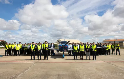 El acto ha contado con la presencia del rector de la Universidad de Salamanca, Juan Manuel Corchado y el director de Adventia, Gonzalo Mart�n, acompa�ados por representantes de la compa��a Cirrus Aircraft: Jerry Pharr, Executive Director Fleet & Special Mission; Pedro Raposo, Director Fleet Sales EMEA; y Daniel Escribano, responsable de ventas de Cirrus en Espa�a. Asimismo, han asistido alumnos de la Escuela, que han podido conocer de primera mano las prestaciones de esta aeronave de �ltima generaci�n.