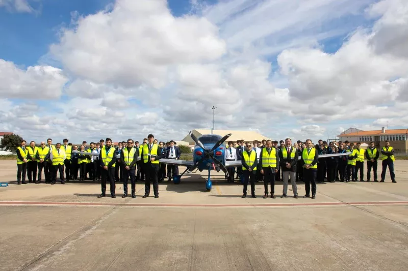 El acto ha contado con la presencia del rector de la Universidad de Salamanca, Juan Manuel Corchado y el director de Adventia, Gonzalo Mart�n, acompa�ados por representantes de la compa��a Cirrus Aircraft: Jerry Pharr, Executive Director Fleet & Special Mission; Pedro Raposo, Director Fleet Sales EMEA; y Daniel Escribano, responsable de ventas de Cirrus en Espa�a. Asimismo, han asistido alumnos de la Escuela, que han podido conocer de primera mano las prestaciones de esta aeronave de �ltima generaci�n.