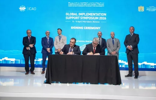 Instante de la firma delo MoU entre el COPAC y la OACI.