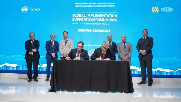 Instante de la firma delo MoU entre el COPAC y la OACI.