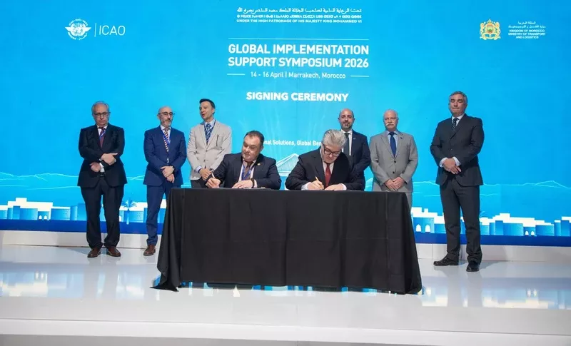 Instante de la firma delo MoU entre el COPAC y la OACI.