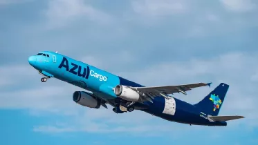 Airbus A321P2F de Azul Cargo en vuelo.